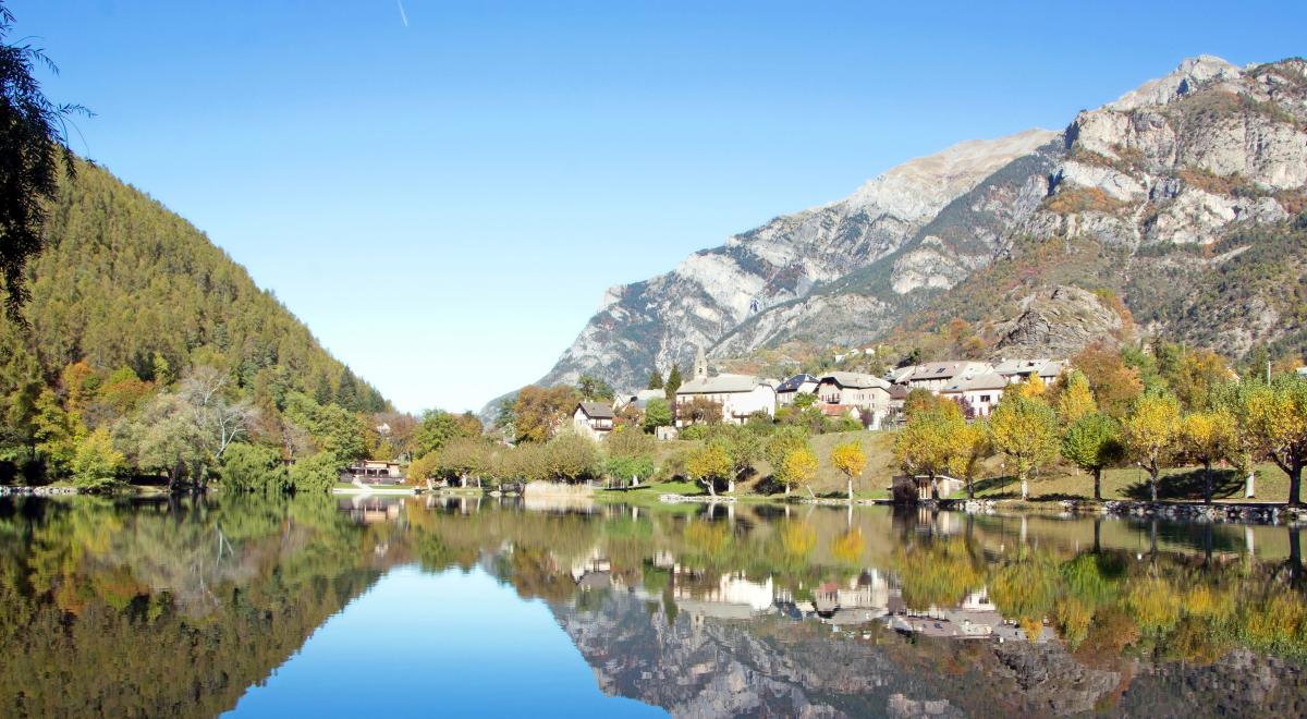 LE VILLAGE ET LE LAC DU LAUZET UBAYE