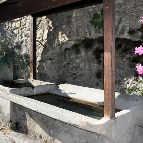 le lauzet ubaye le lavoir derrière le relais