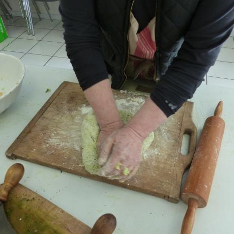 pétrissage de la pâte - le lauzet-ubaye