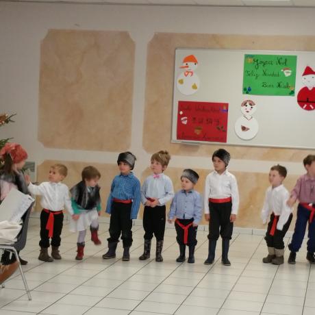 les enfants chantent Noël au Lauzet-Ubaye