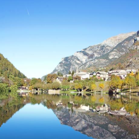 LE VILLAGE ET LE LAC DU LAUZET UBAYE